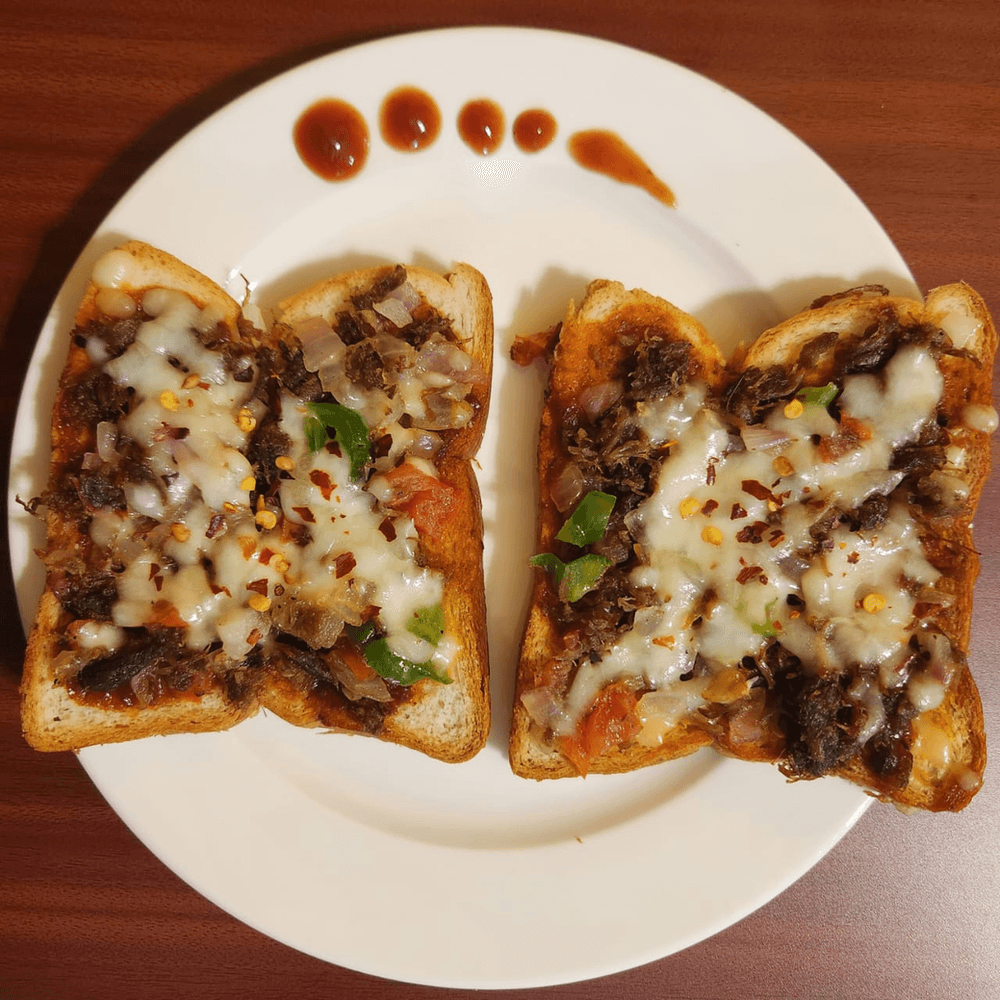 Bread Pizza with Shredded Beef